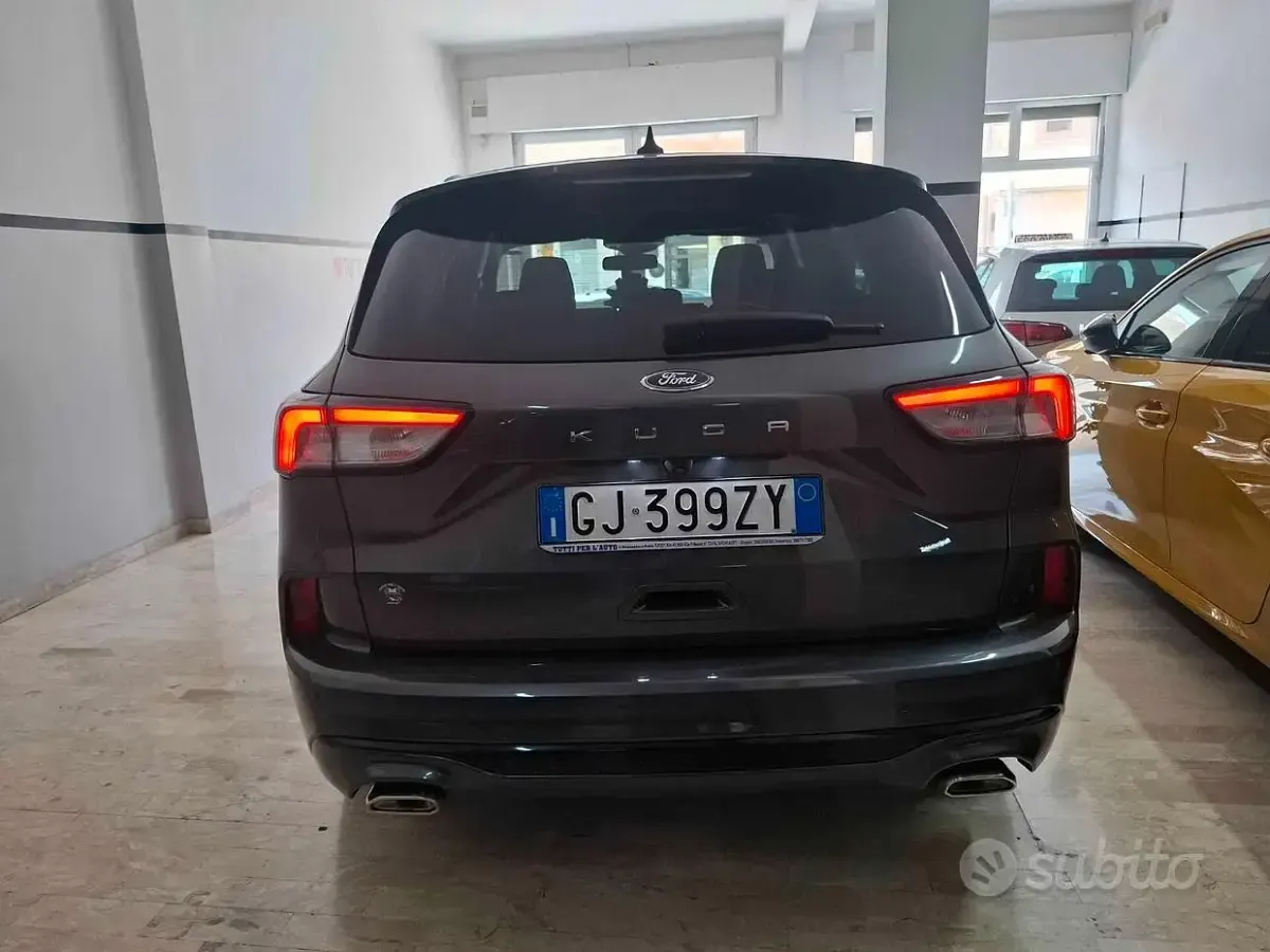 Usado Ford Kuga ST-Line 120 CV (88 kW) 2022 Gris SUV