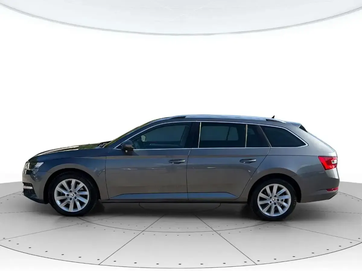 Usata Skoda Superb Executive 150 CV (110 kW) 2022 Grigio grafite Station wagon