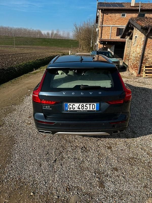 Usata Volvo V60 CC Business Edition 190 CV (139 kW) 2022 Blu Station wagon