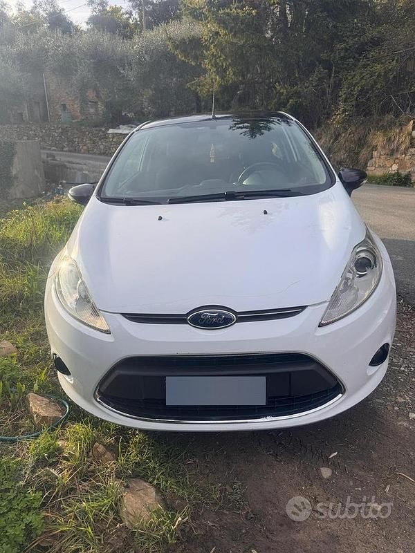 Usata Ford Fiesta Titanium 70 CV (51 kW) 2012 Bianco Berlina