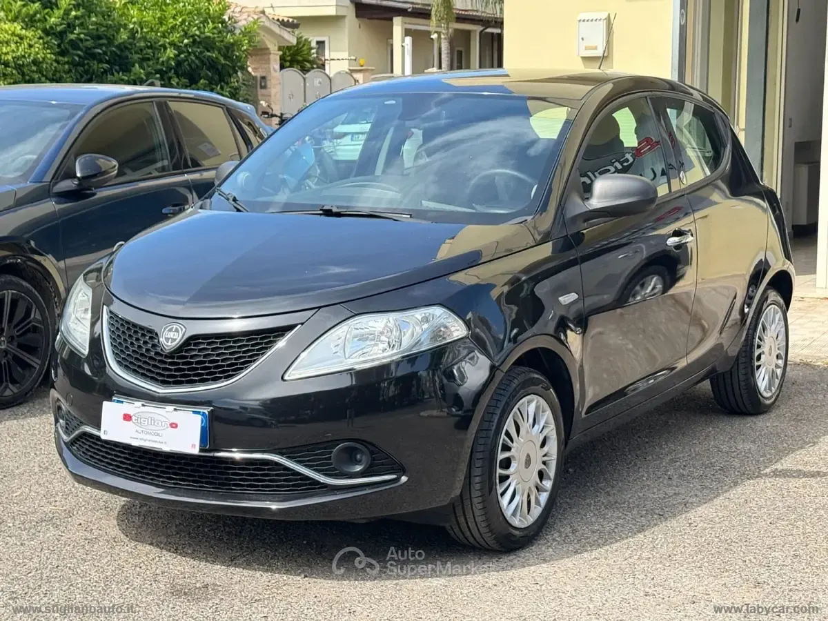 Usata Lancia Ypsilon Silver 69 CV (50 kW) 2016 Nero Utilitaria