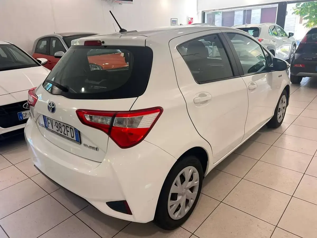Usata Toyota Yaris Hybrid Business Edition 73 CV (53 kW) 2019 Bianco Berlina