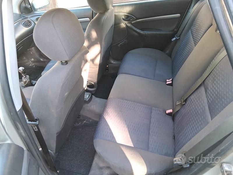 Usado Ford Focus 100 HP (73 kW) 2001 Cinzento Carrinha