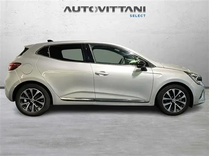 Usata Renault Clio Techno 145 CV (106 kW) 2023 Grigio chiaro Utilitaria