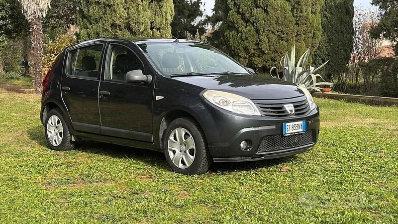 Nero Usata 2010 Dacia Sandero Lauréate Tre volumi | 3200 € (Buon prezzo) - Immagine 1/4