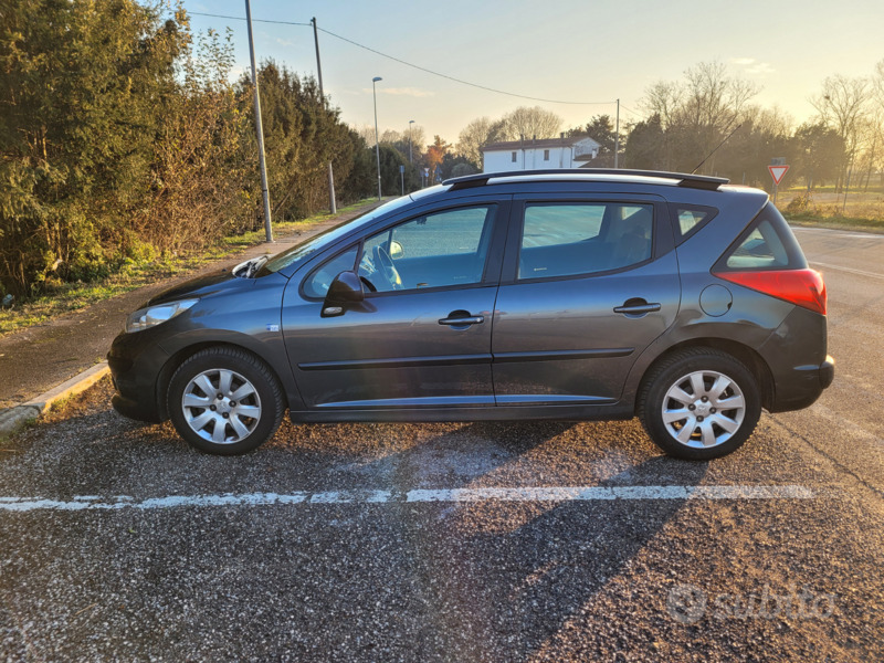 Usato 2008 Peugeot 207 1.4 Benzin 95 CV (3.800 €)