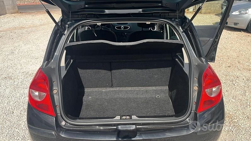 Usata Renault Clio II 75 CV (55 kW) 2006 Nero Berlina