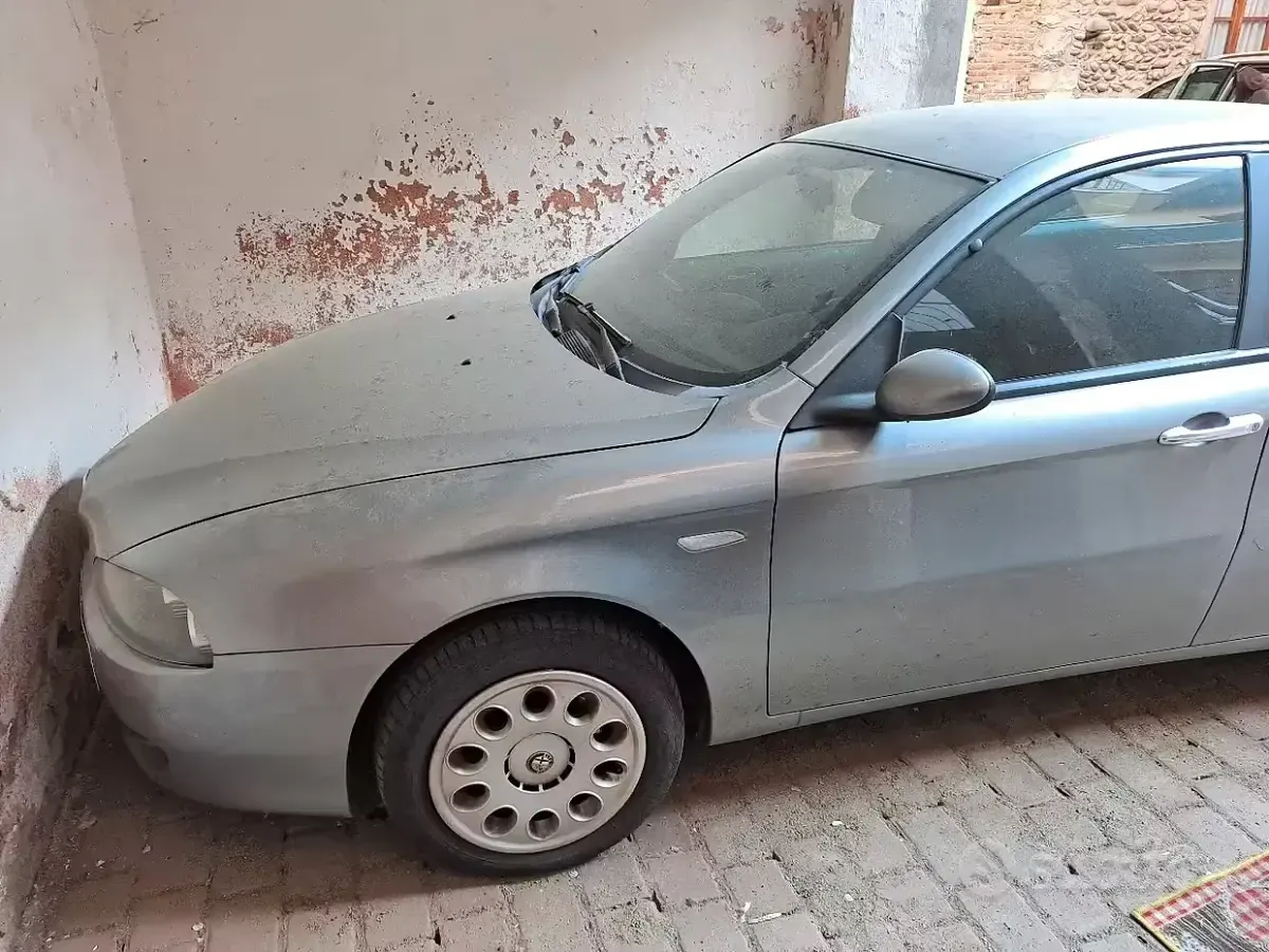 Usata Alfa Romeo 147 116 CV (85 kW) 2005 Grigio Utilitaria