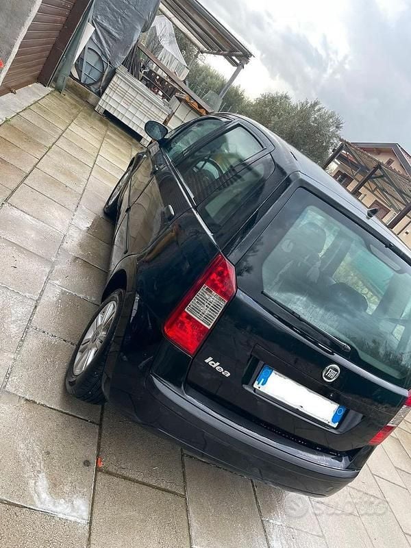 Käytetty Fiat Idea 70 HP (51 kW) 2010 Musta Tila-auto