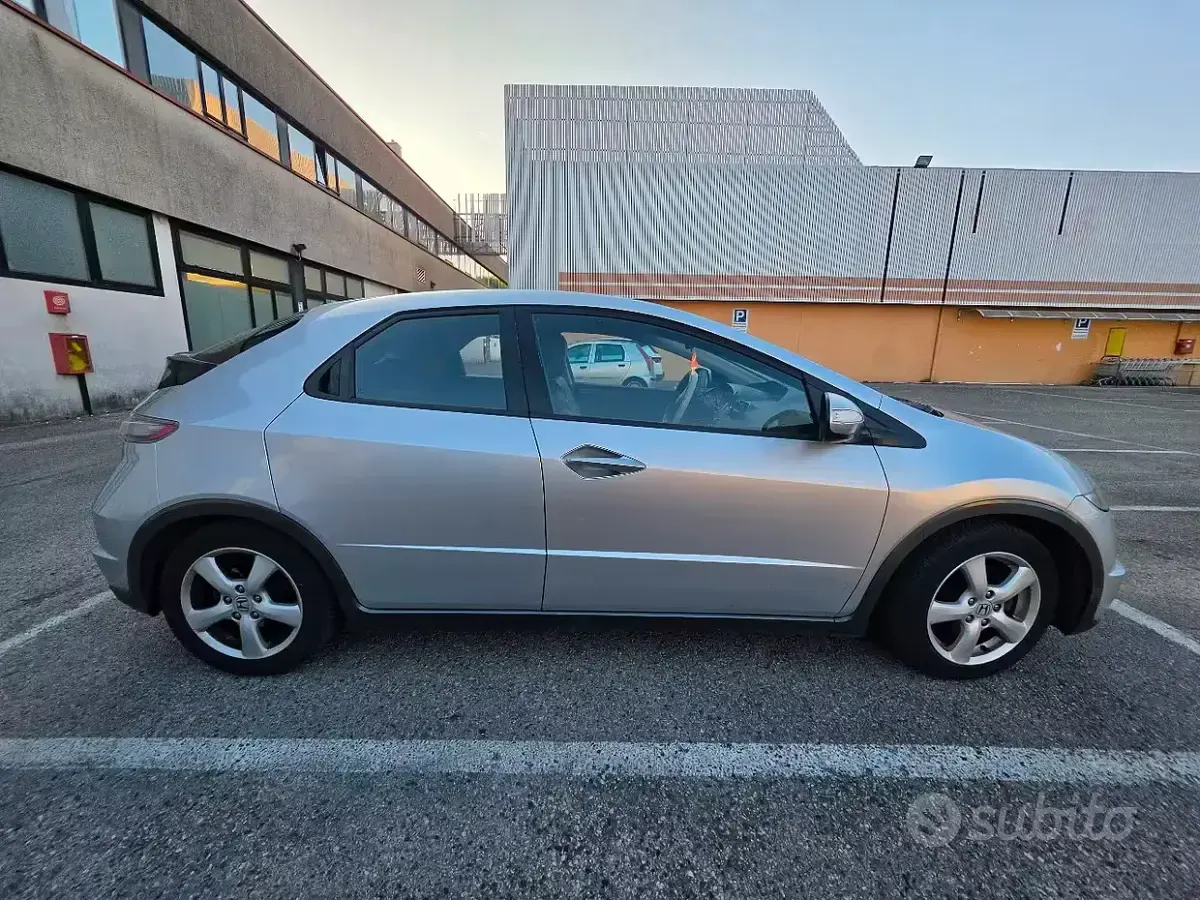 Usata Honda Civic Elegance 99 CV (72 kW) 2009 Grigio Berlina