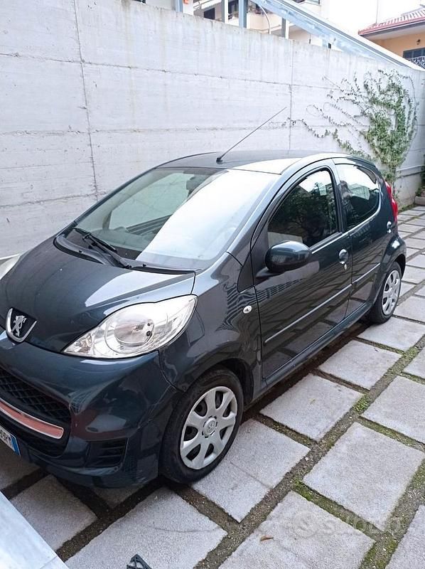 Usata Peugeot 107 68 CV (50 kW) 2011 Grigio Utilitaria