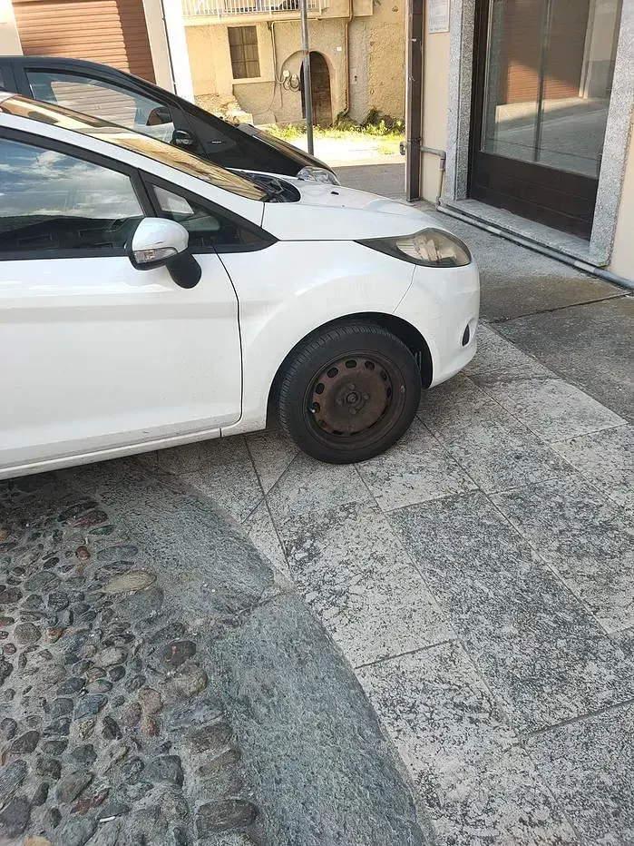 Usata Ford Fiesta 97 CV (71 kW) 2010 Bianco Berlina