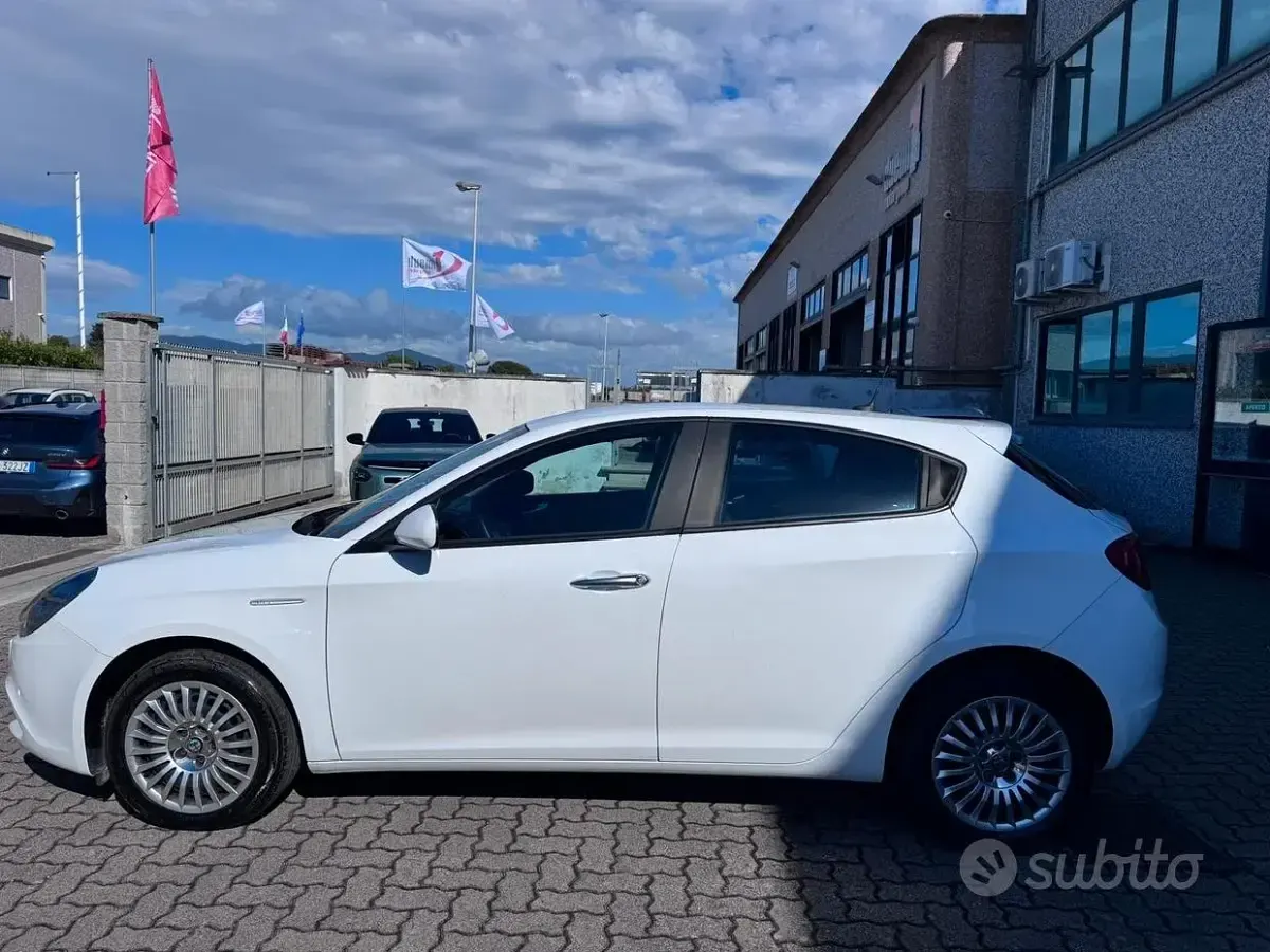 Begagnad Alfa Romeo Giulietta 120 HK (88 kW) 2018 Vit Halvkombi