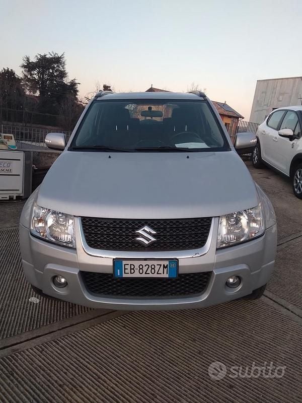Argento Usata 2010 Suzuki Grand Vitara SUV | 11.000 € - Immagine 1/4