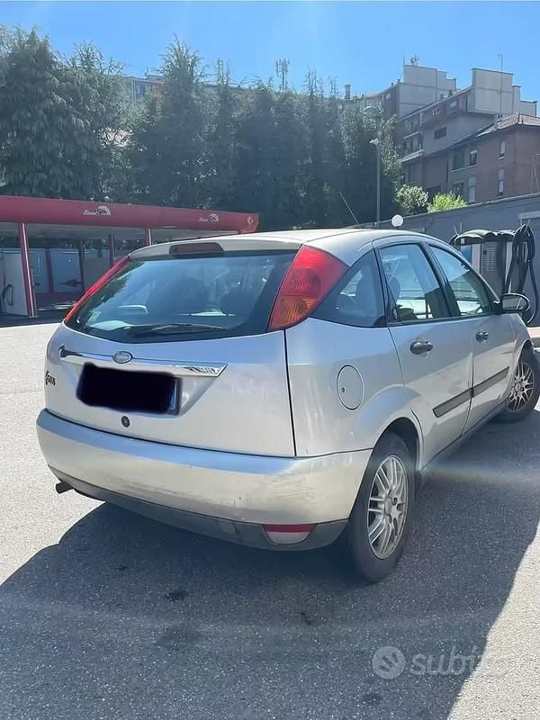 Usata Ford Focus Ghia 100 CV (73 kW) 2001 Utilitaria