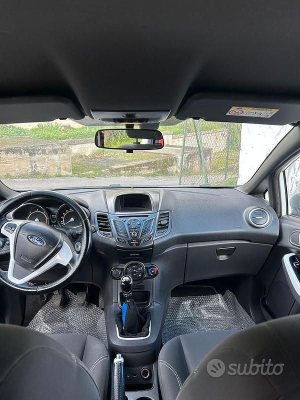 Usata Ford Fiesta 125 CV (91 kW) 2015 Bianco Utilitaria