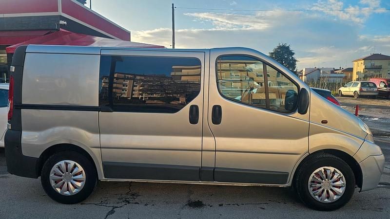 Usata Opel Vivaro 114 CV (83 kW) 2007 Argento Monovolume