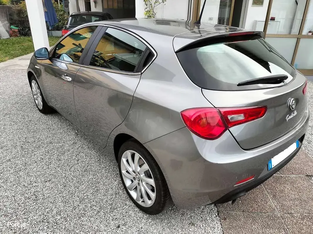 Usata Alfa Romeo Giulietta Distinctive 105 CV (77 kW) 2015 Grigio Utilitaria