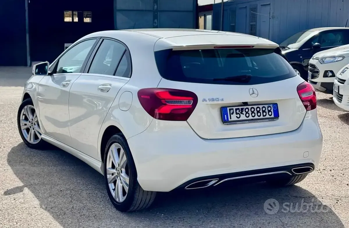 Usata Mercedes A180 Premium 109 CV (80 kW) 2017 Bianco Utilitaria