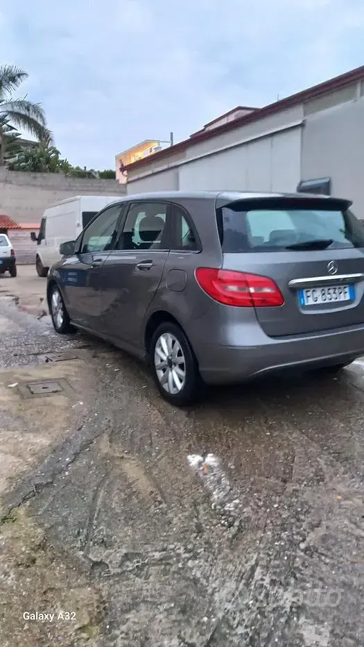 Usata Mercedes B180 122 CV (89 kW) 2012 Grigio Utilitaria
