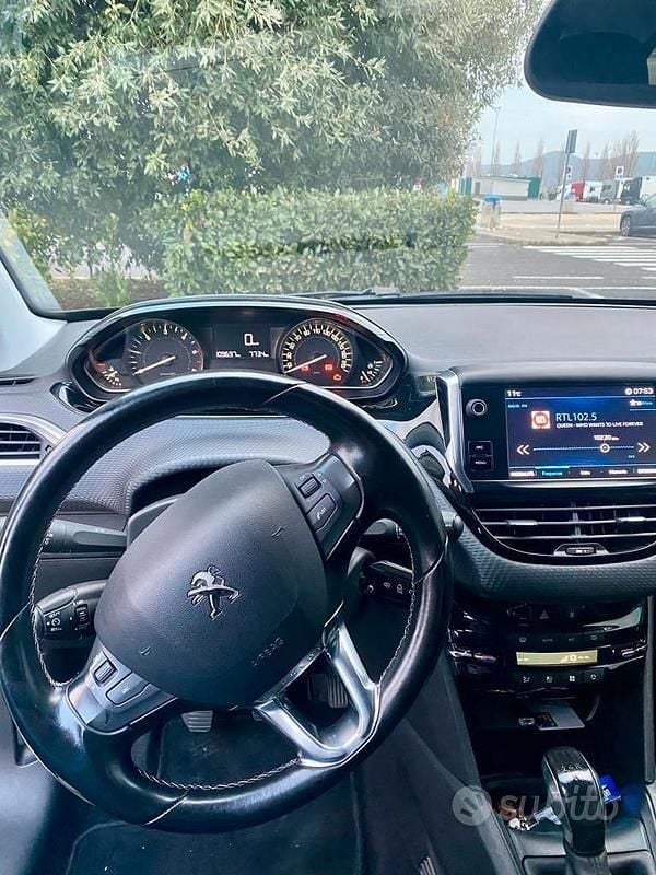 Usata Peugeot 208 100 CV (73 kW) 2018 Nero Utilitaria