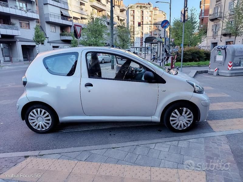 Usata Toyota Aygo 68 CV (50 kW) 2010 Grigio Utilitaria