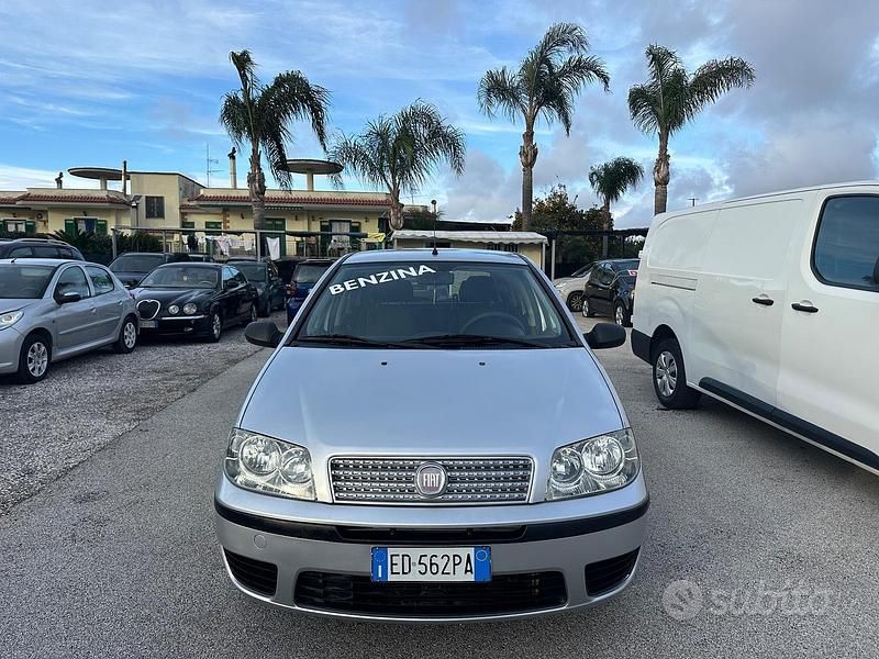 Grigio Usata 2010 Fiat Punto Tre volumi | 3500 € (Buon prezzo) - Immagine 1/4
