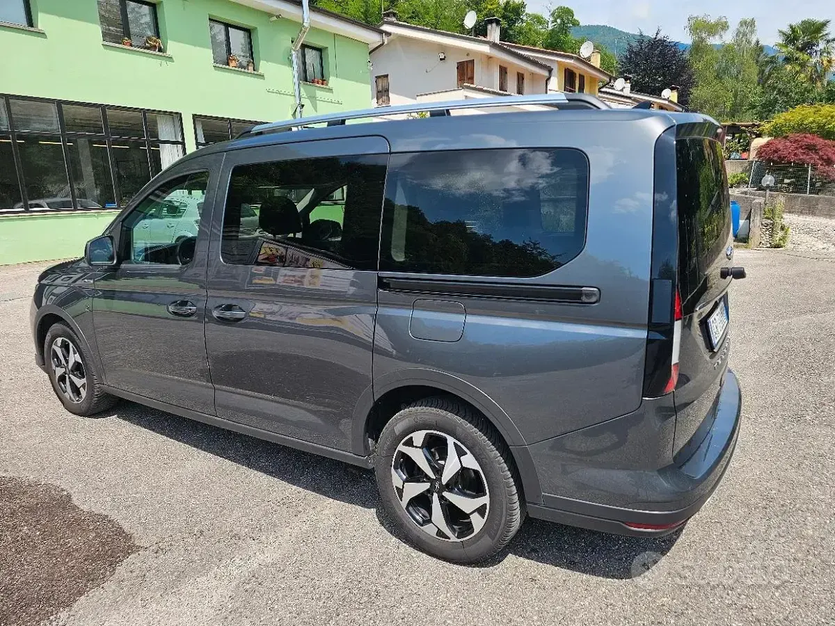 Usata Ford Tourneo 122 CV (89 kW) 2023 Grigio Monovolume