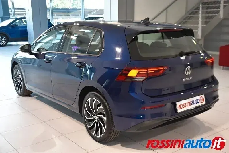 Usata VW Golf VIII LOUNGE 116 CV (85 kW) 2022 Blu Berlina