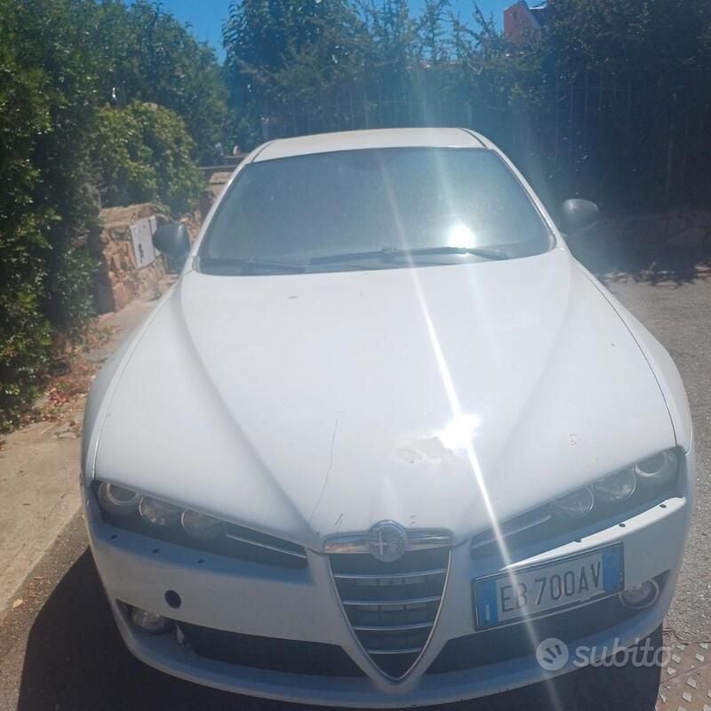 Bianco Usata 2010 Alfa Romeo 159 Tre volumi | 4000 € (Buon prezzo) - Immagine 1/4