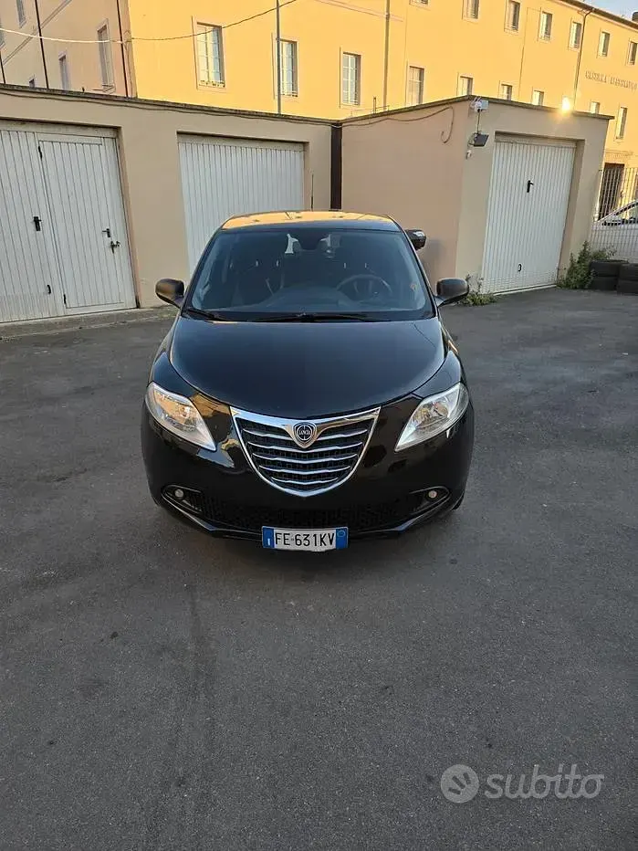 Usado Lancia Ypsilon Platinum 69 HP (50 kW) 2016 Preto Citadino