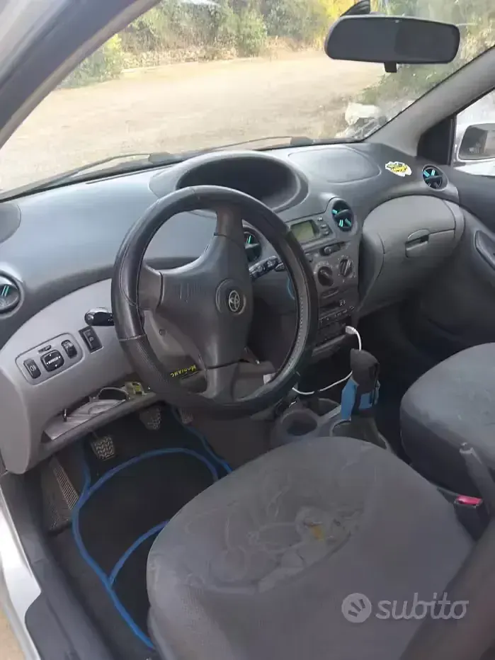 Usata Toyota Yaris 86 CV (63 kW) 2001 Grigio Utilitaria