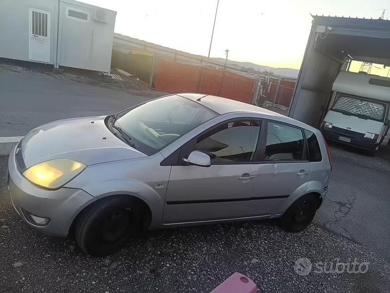 Begagnad Ford Fiesta 75 HK (55 kW) 2005 Grå Halvkombi