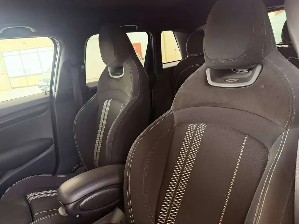 Usata Mini Cooper D Hype 116 CV (85 kW) 2018 Nero Utilitaria