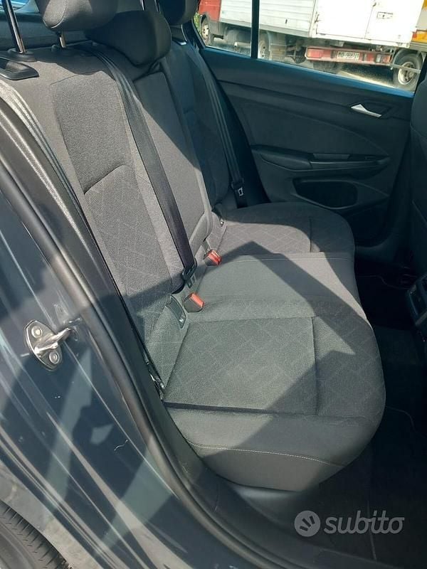 Usata VW Golf VIII Life 110 CV (80 kW) 2023 Grigio Berlina