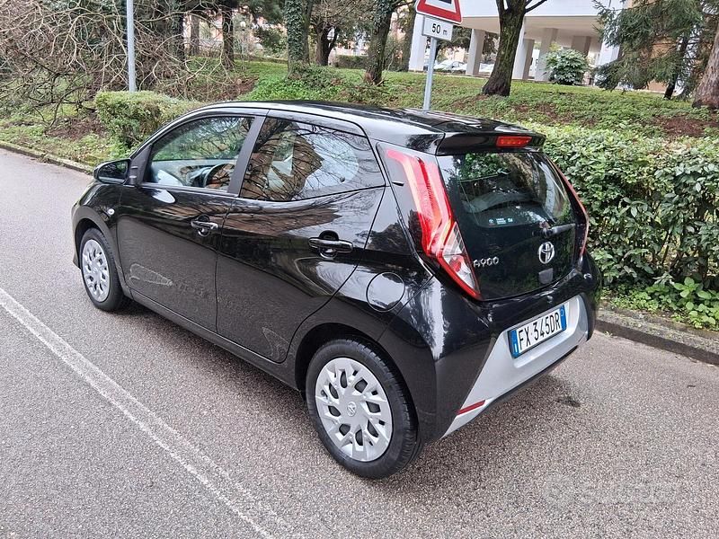 Usata Toyota Aygo 69 CV (50 kW) 2019 Grigio Utilitaria