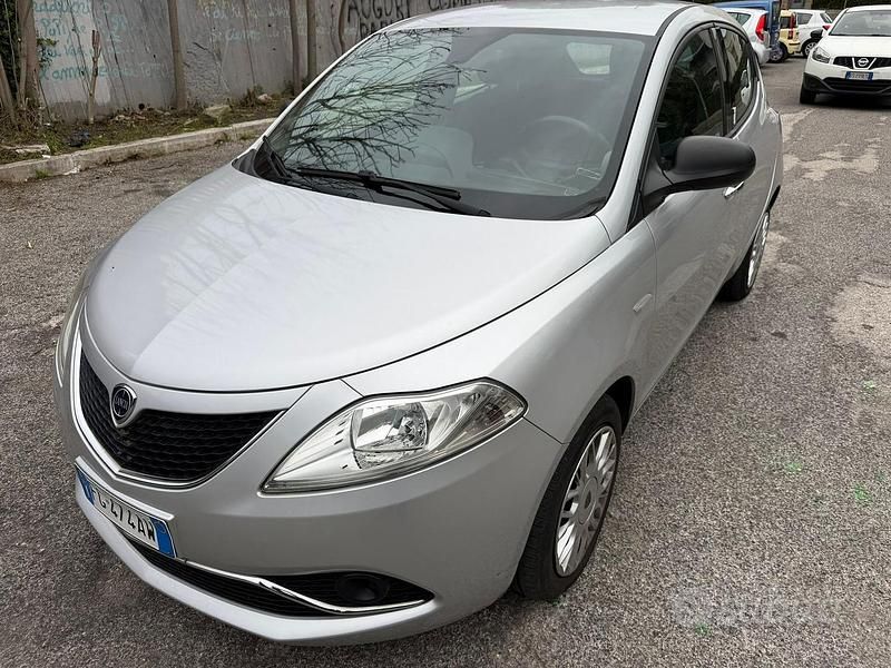Usata Lancia Ypsilon 69 CV (50 kW) 2016 Grigio Utilitaria