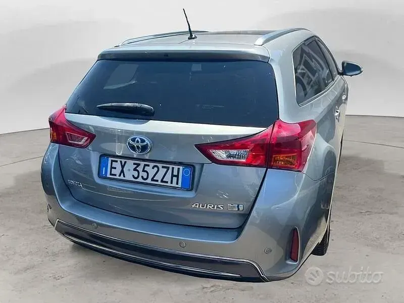 Usata Toyota Auris Hybrid Lounge 135 CV (99 kW) 2015 Grigio Station wagon
