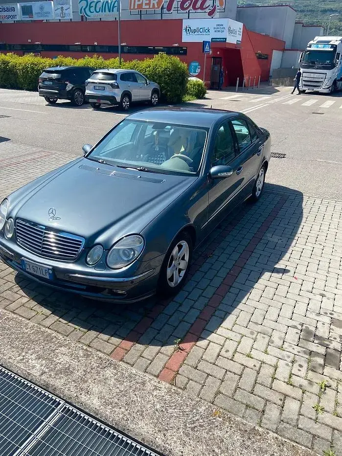 Usata Mercedes E280 190 CV (139 kW) 2005 Grigio Berlina