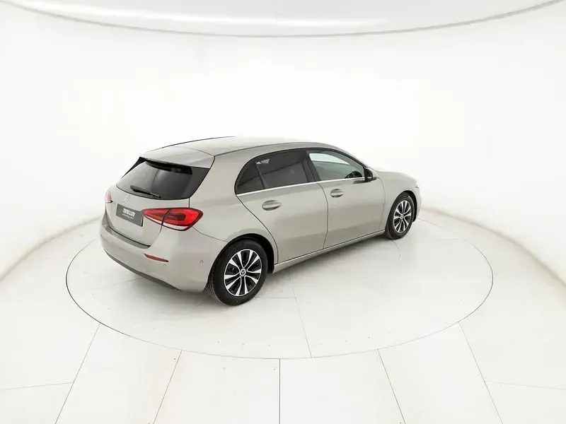 Usata Mercedes A180 Business 116 CV (85 kW) 2021 Argento Berlina