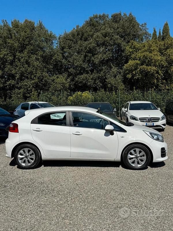 Usata Kia Rio 75 CV (55 kW) 2017 Bianco Berlina