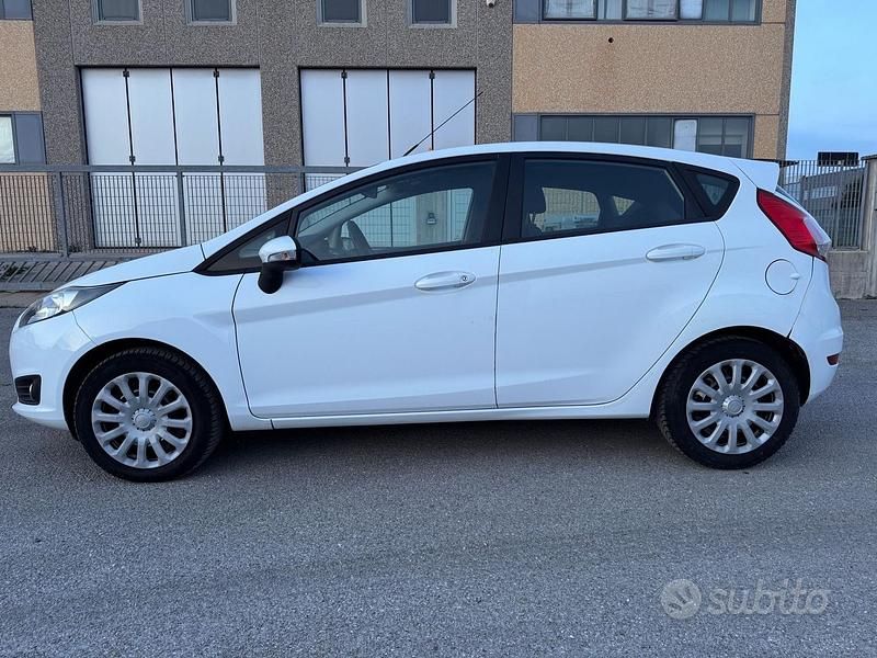 Usata Ford Fiesta Titanium 102 CV (75 kW) 2013 Bianco Utilitaria