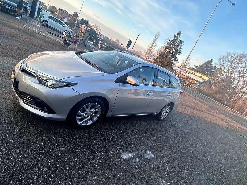Usata Toyota Auris Touring Sports Lounge 111 CV (81 kW) 2016 Grigio Station wagon