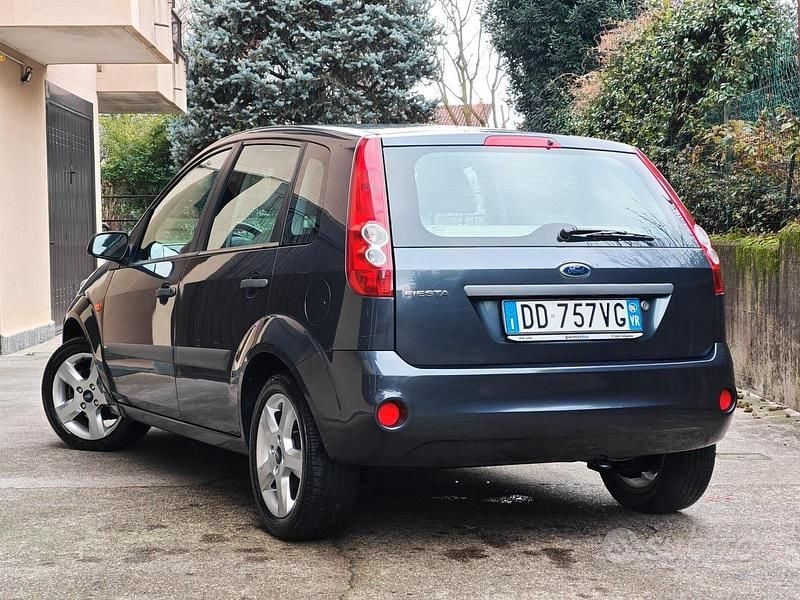 Usata Ford Fiesta 75 CV (55 kW) 2006 Grigio Utilitaria