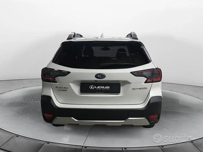 Usata Subaru Outback 2022 Bianco Station wagon