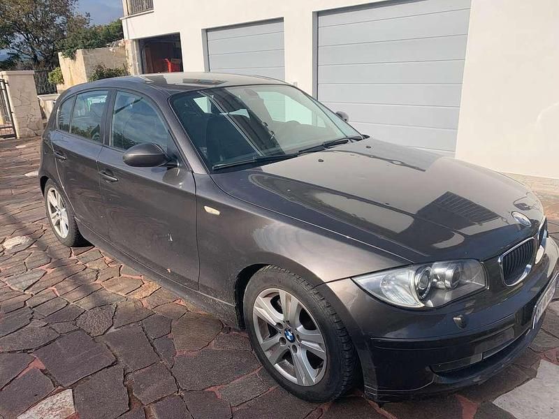Grigio Usata 2009 BMW 118 Due volumi | 4500 € (Buon prezzo) - Immagine 1/4