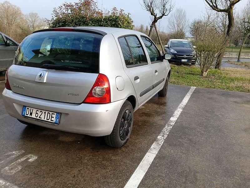 Usata Renault Clio II Campus 58 CV (42 kW) 1998 Argento Berlina