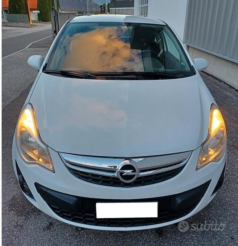 Usata Opel Corsa 86 CV (63 kW) 2011 Bianco Berlina