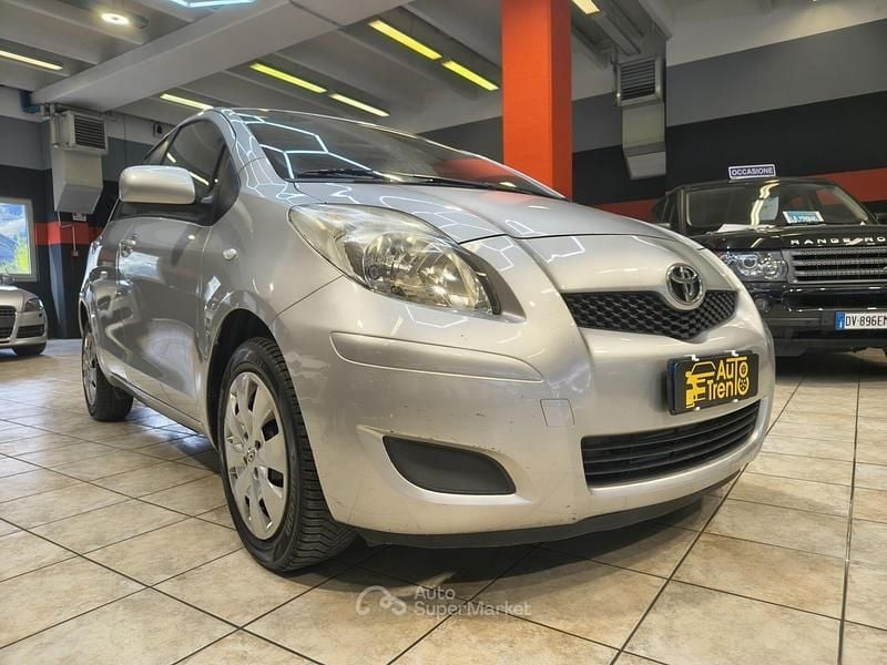 Usata Toyota Yaris Sol 101 CV (74 kW) 2010 Argento Utilitaria