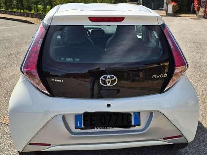 Second-hand Toyota Aygo X-clusiv 69 CP (50 kW) 2016 Alb Hatchback